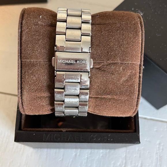 Micheal kors silver and blue watch - Picture 7 of 11